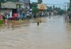 Ciclone deixa 120 mortos e 130 desaparecidos no Sri Lanka; país vive maior tragédia climática dos últimos anos Equipes de resgate caminhando em área alagada e destruída no Sri Lanka após ciclone.