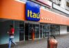 Itaú (ITUB4) anuncia JCP mensal 2026 — confira calendário e valores por ação Fachada de banco Itaú com foco nas ações ITUB4 representando pagamento de proventos.
