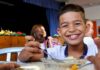 CCJ aprova Política Brasileira de Alimentação Escolar Crianças almoçando merenda nutritiva em escola pública.