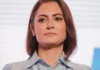 Michelle Bolsonaro reage a Ciro Gomes: crise no PL vai além da política Michelle Bolsonaro falando em púlpito durante evento político.