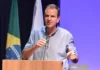 Paes lidera corrida pelo governo do RJ em 2026, diz Real Time Big Data Eduardo Paes falando ao microfone durante evento político no Rio de Janeiro.