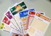 Lotofácil: Qual é a probabilidade real de acertar 15 dezenas? Apostador preenchendo volante da loteria da CAIXA.