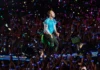 O ritual de humilhação em show do Coldplay e a reação da mulher Momento polêmico em show do Coldplay