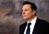 IPO da SpaceX pode dobrar fortuna de Elon Musk e colocá-lo no clube dos trilionários Elon Musk com foguete SpaceX e gráficos de crescimento financeiro ao fundo.