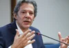 Governo aposta em menor inflação da história e gera expectativa no bolso do brasileiro Fernando Haddad discursando sobre metas de inflação e economia
